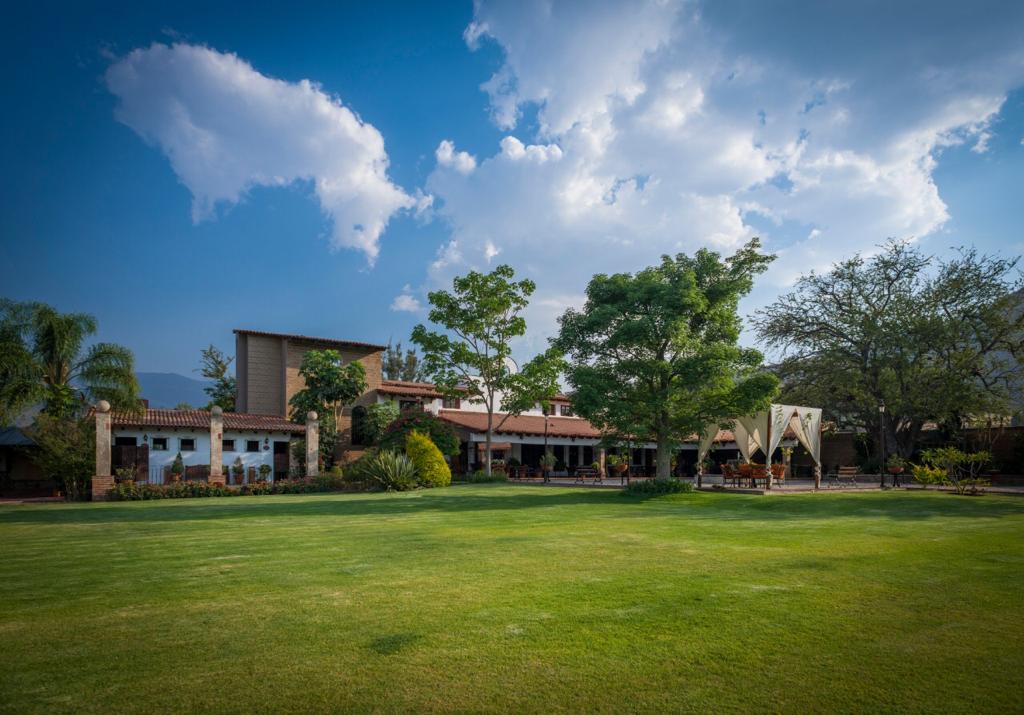 Haciendas y Casonas es una asociación que ofrece impresionantes alternativas de turismo en las suntuosas propiedades llena de historia presentes en el estado de Jalisco